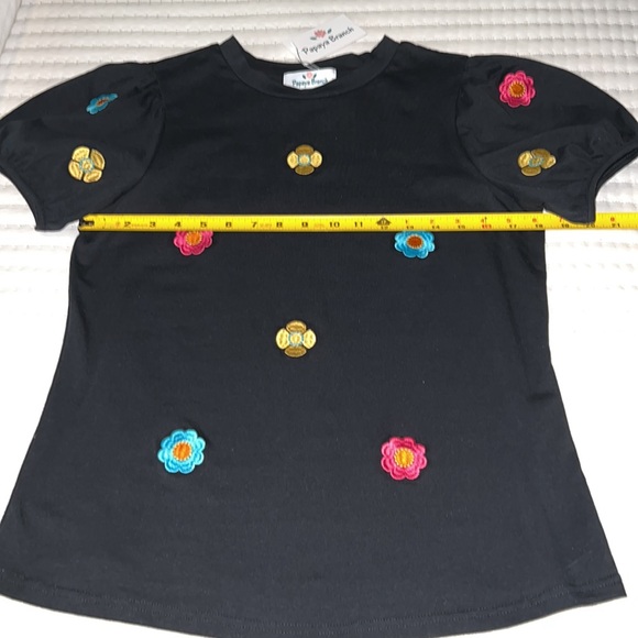 🌼BLACK FLOWER EMBROIDERED TOP🌼 - Picture 3 of 6